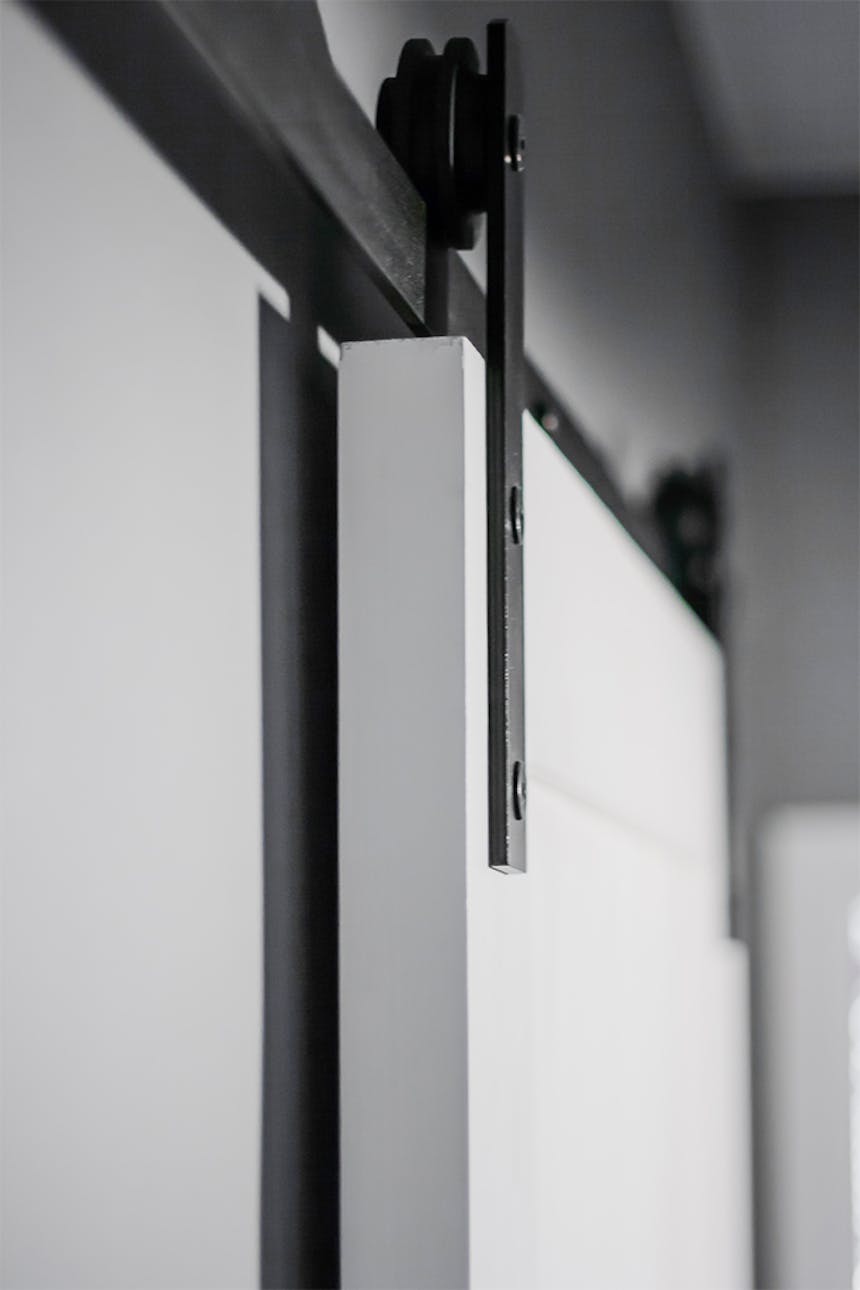 Schiebesystem, weiße Schiebetür, graue Wände in der Halle