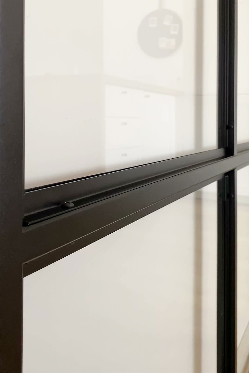 drzwi przesuwne ze szkłem w metalowej ramie