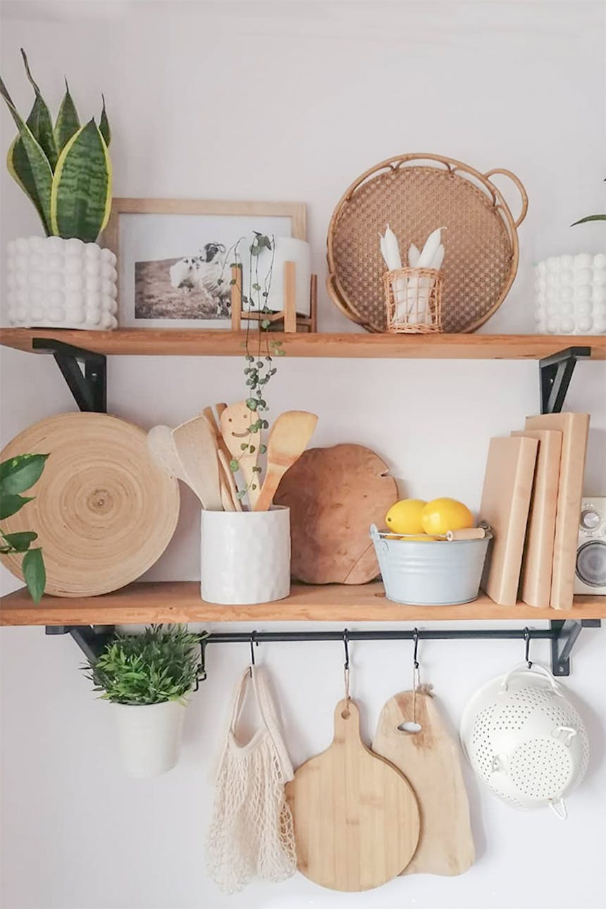Holzregal an weißer Wand, Regal für Küchenzubehör, Holzdekorationen, Küchendekorationen