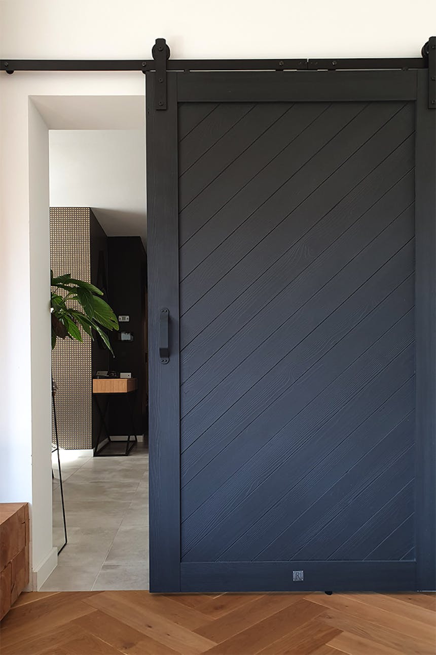 schwarze Schiebetüren, Wohnzimmer mit Schiebetüren, Eingang zum Wohnzimmer