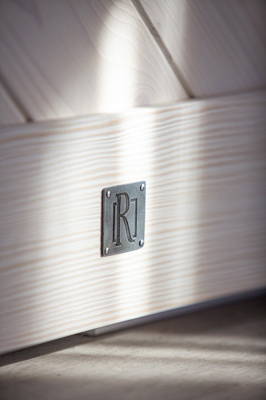 białe drewniane drzwi przesuwne