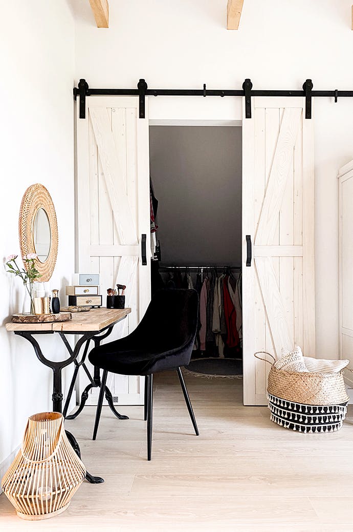 portes coulissantes rustiques blanches pour une petite armoire dans une chambre rustique