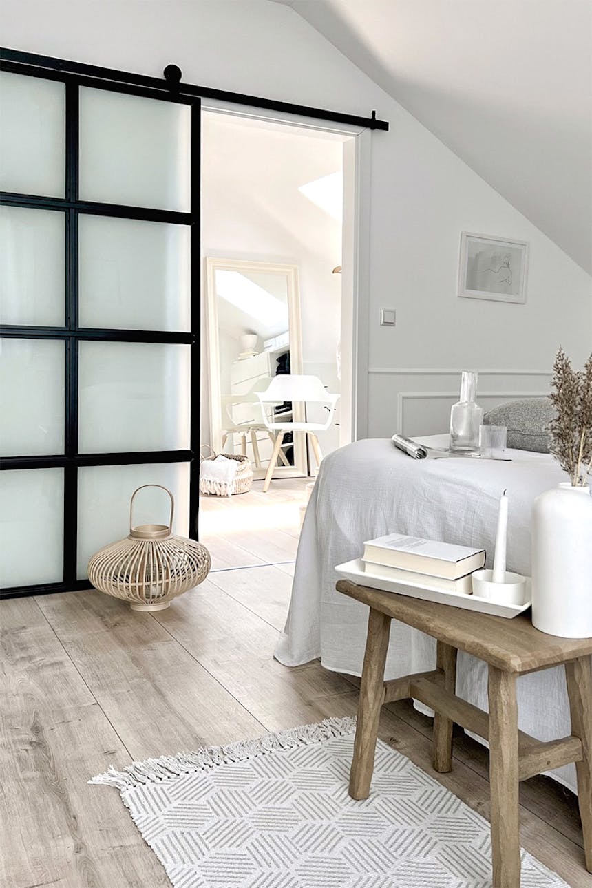 Metalltür mit Glas zum Ankleidezimmer neben dem Schlafzimmer im Dachgeschoss