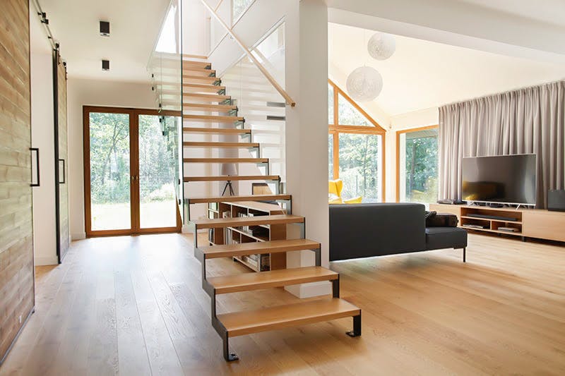 escalier en bois ajouré dans le salon spacieux