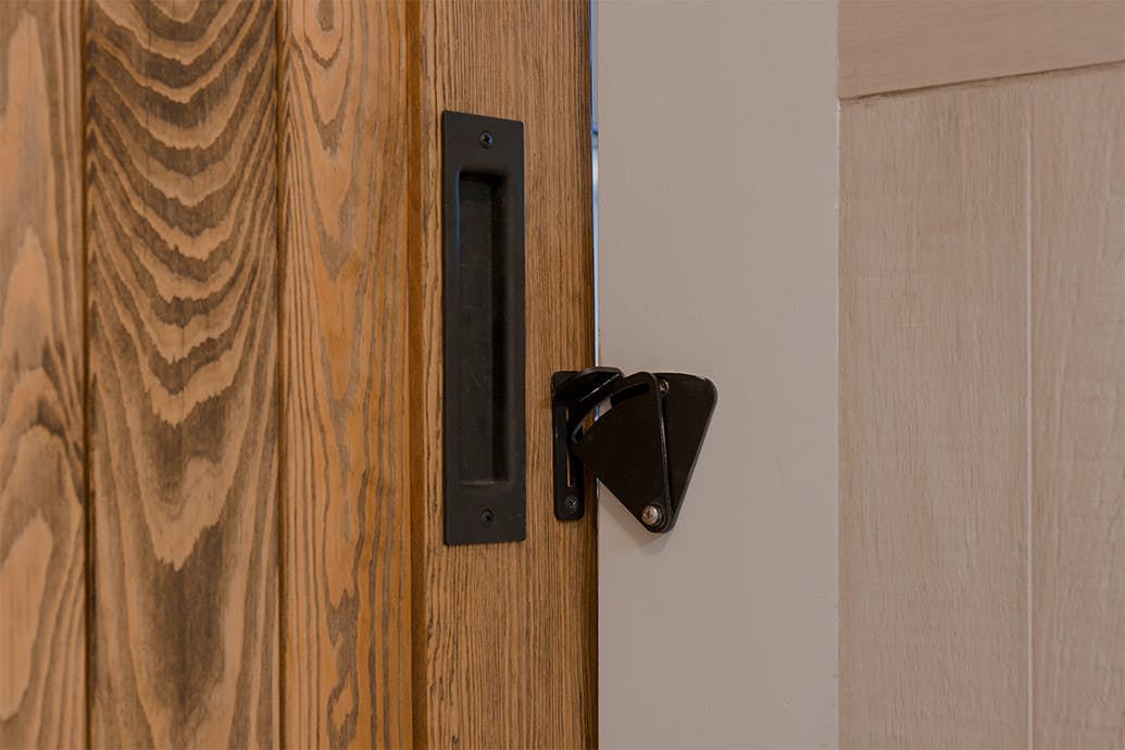 serrure et poignée pour portes coulissantes en bois