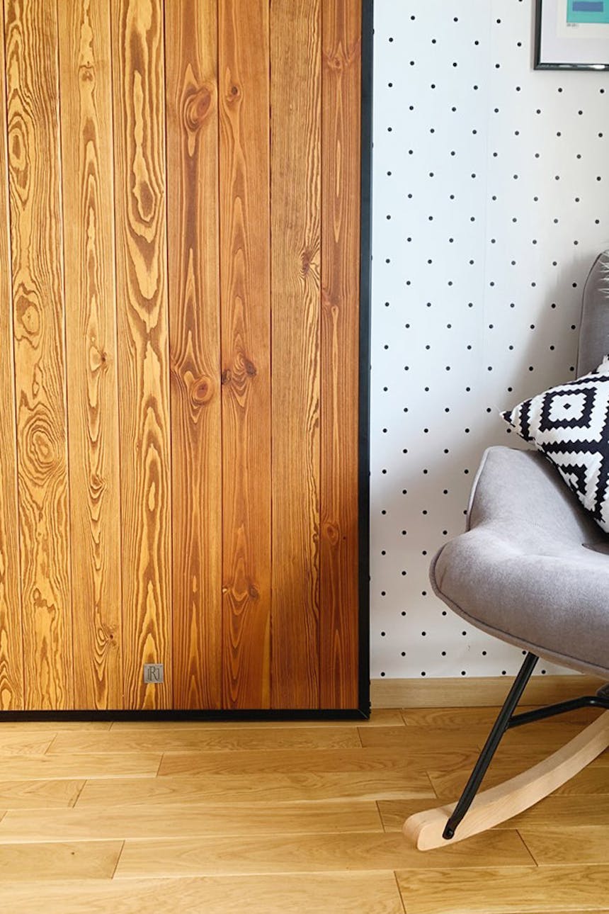 Loft-Tür, Holztür im Metallrahmen, Schiebetür aus Holz und Stahl, Tür aus Kiefern, gepunktete Tapete, Schiebetür im Schlafzimmer