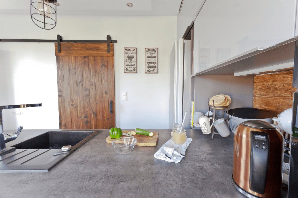 portes coulissantes au garde-manger dans la cuisine spacieuse