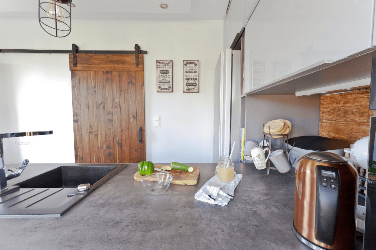 Schiebetür für Küche, gebürstete Schiebetür, Holzschiebetür, Scheunentür, graue Küche, rustikale Küche