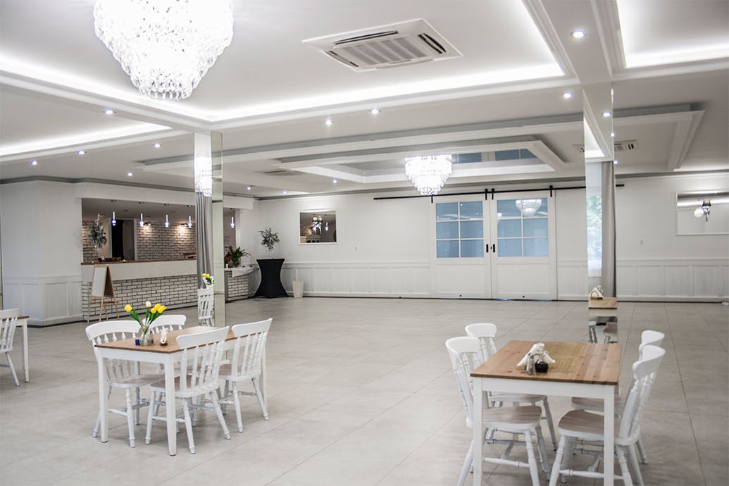 intérieur blanc de la salle de bal avec miroirs décoratifs et grandes portes coulissantes