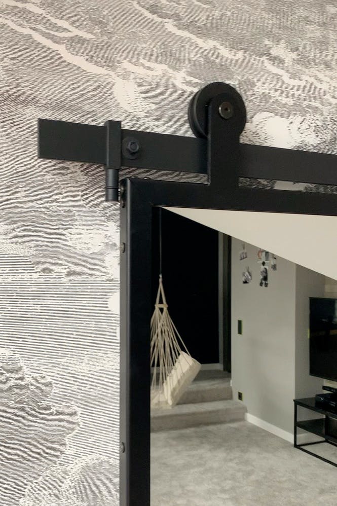 porte coulissante avec miroir dans un cadre en métal noir
