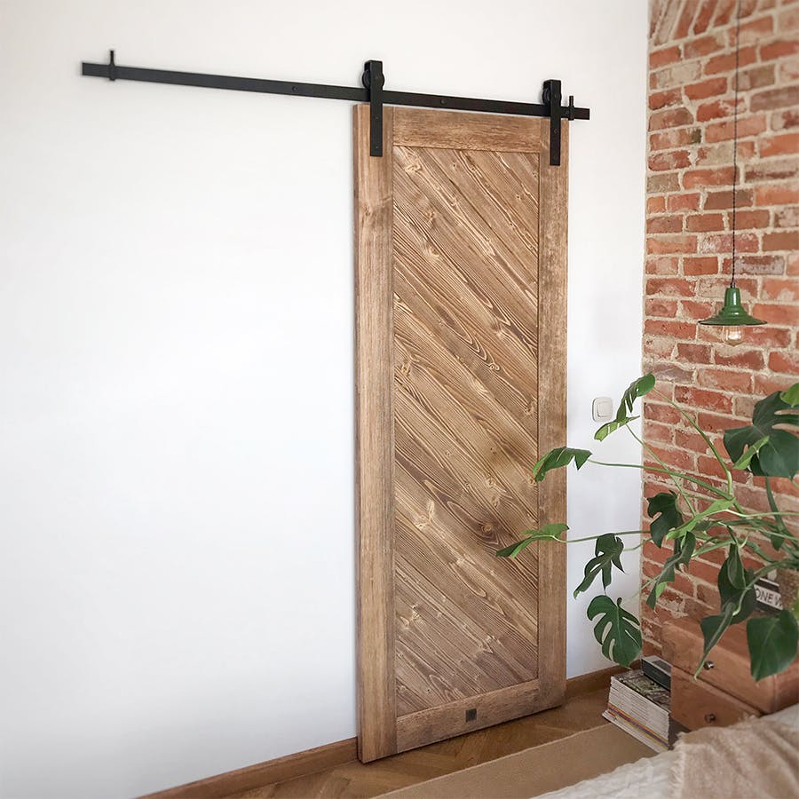 porte coulissante en bois, dressing chambre, porte coulissante dressing, chambre brique, lampe de chevet suspendue, style vintage