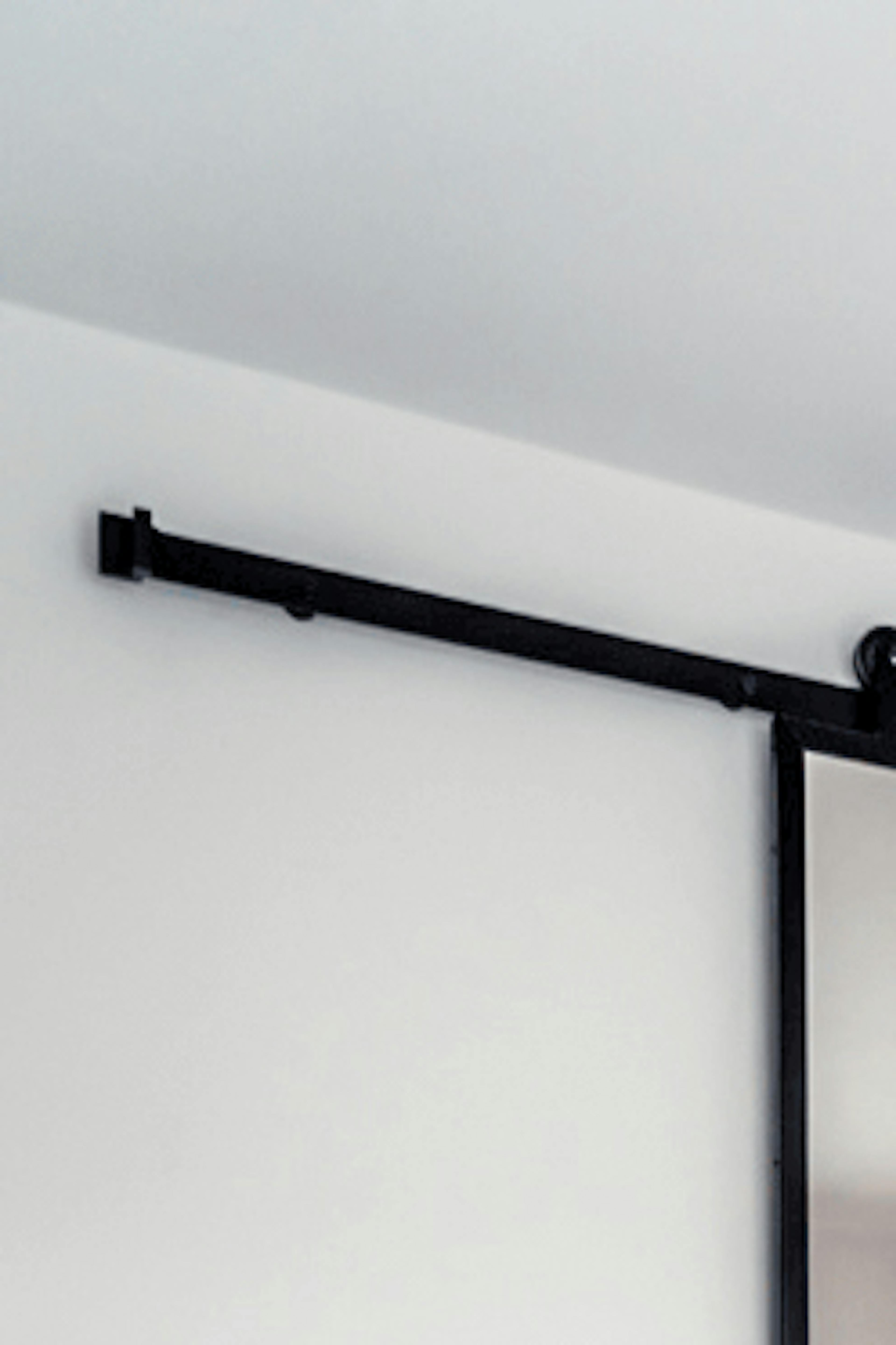 porte coulissante avec miroir dans un cadre en métal noir dans la chambre