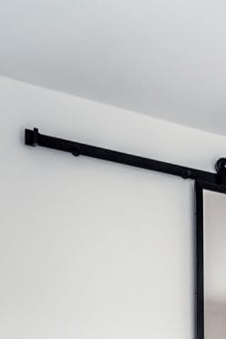 porte coulissante avec miroir dans un cadre en métal noir dans la chambre