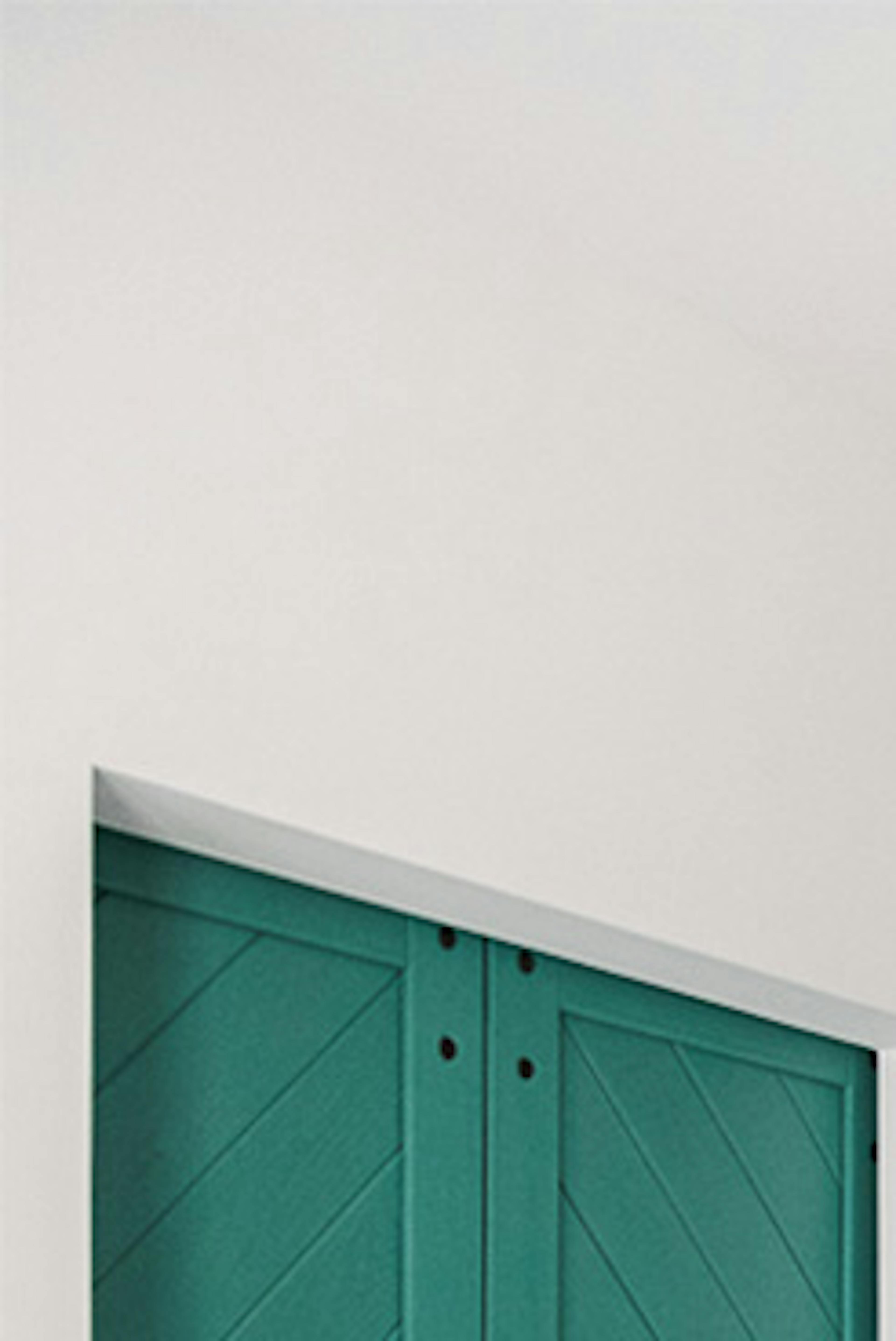 chambre à coucher avec doubles portes turquoise et papier peint décoratif