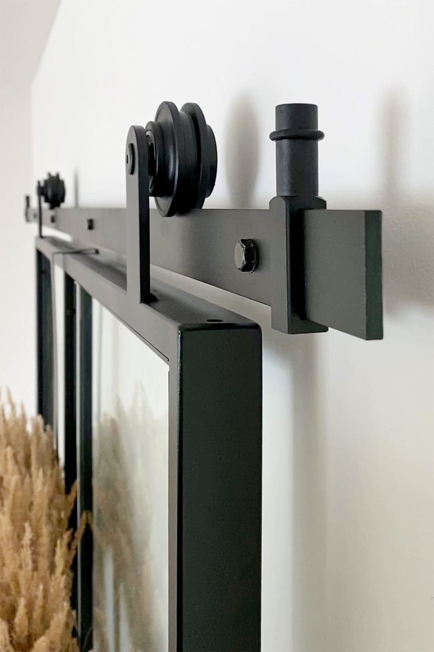 drzwi przesuwne ze szkłem w metalowej ramie