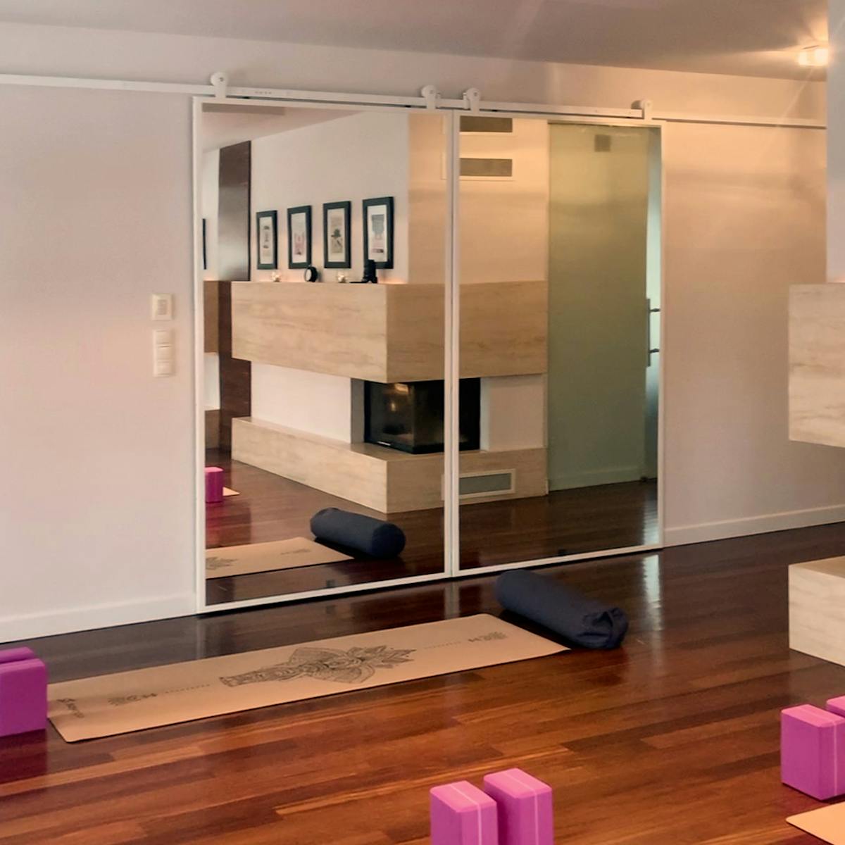 Doppelschiebetüren mit Spiegel in einem weißen Metallrahmen