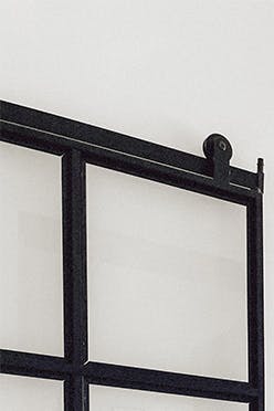 Cuisine ouverte en noir et blanc dans une ambiance minimaliste avec un sol clair