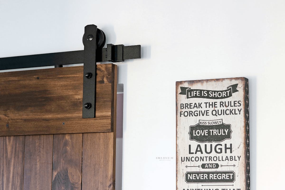 schwarzes Schiebesystem für Holztüren