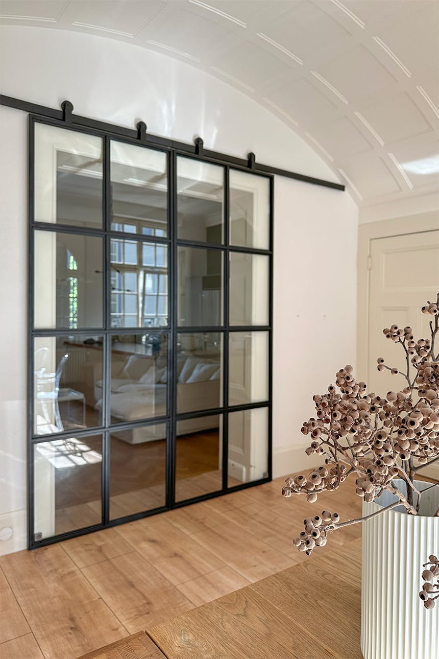 zamknięte, dwuskrzydłowe drzwi przesuwne ze szkłem w metalowej ramie