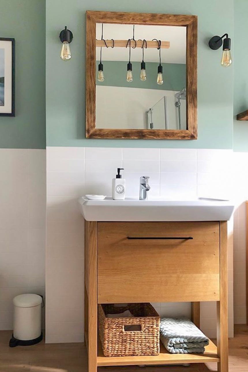 murs menthe dans la salle de bain avec un petit lavabo