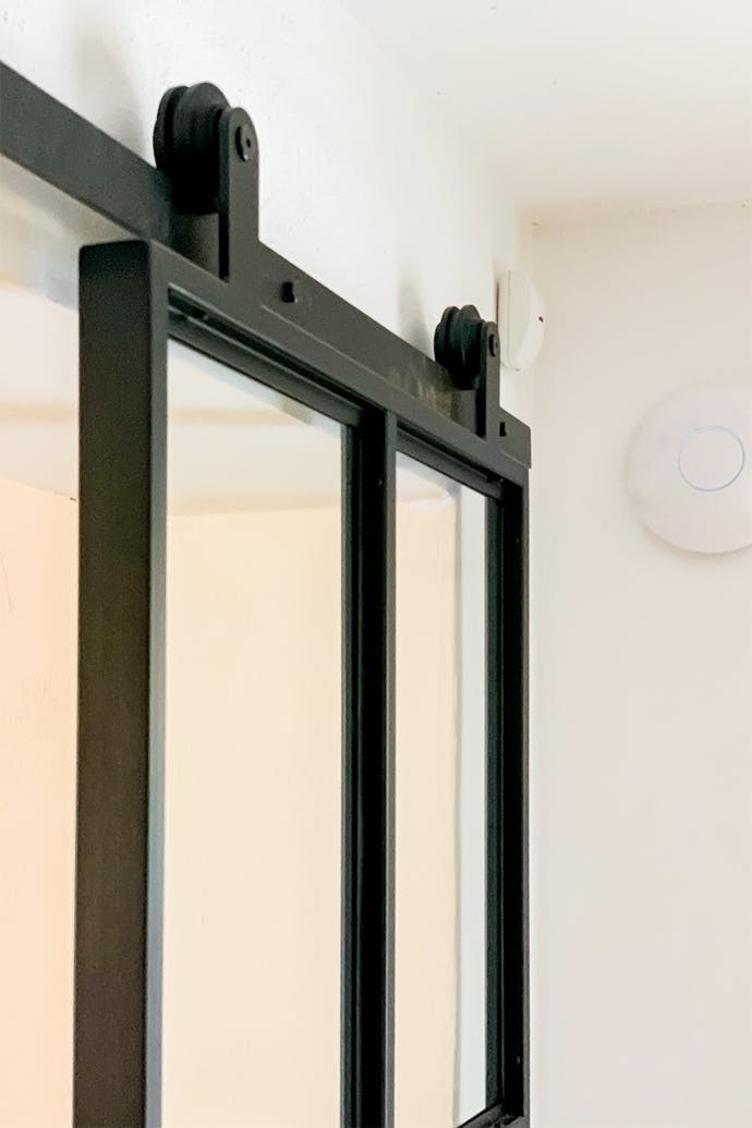 portes en verre dans un cadre métallique, portes coulissantes en verre, portes en métal remplies de verre, portes de grenier