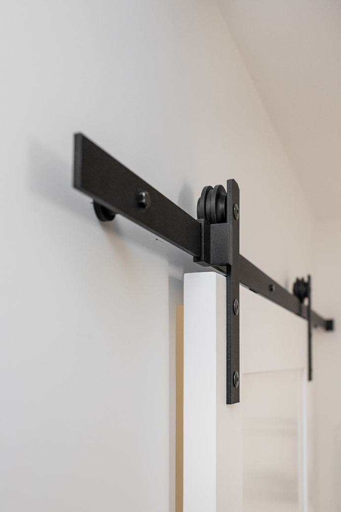 schwarzes Schiebesystem für weiße Schiebetüren