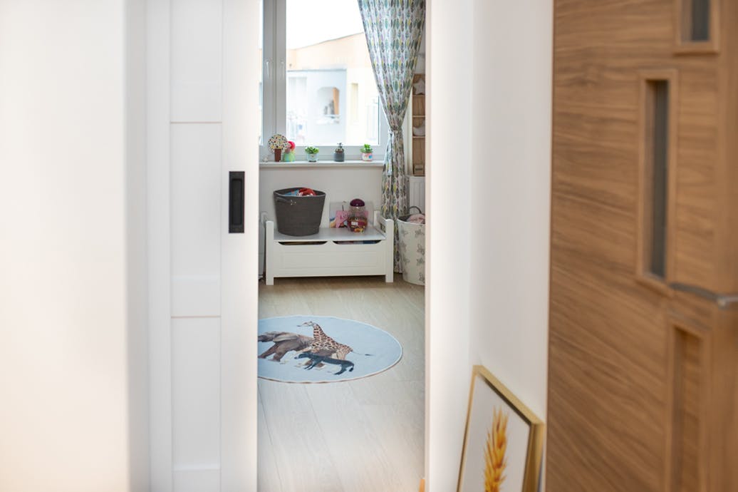 chambre de fille décorée dans des tons blancs
