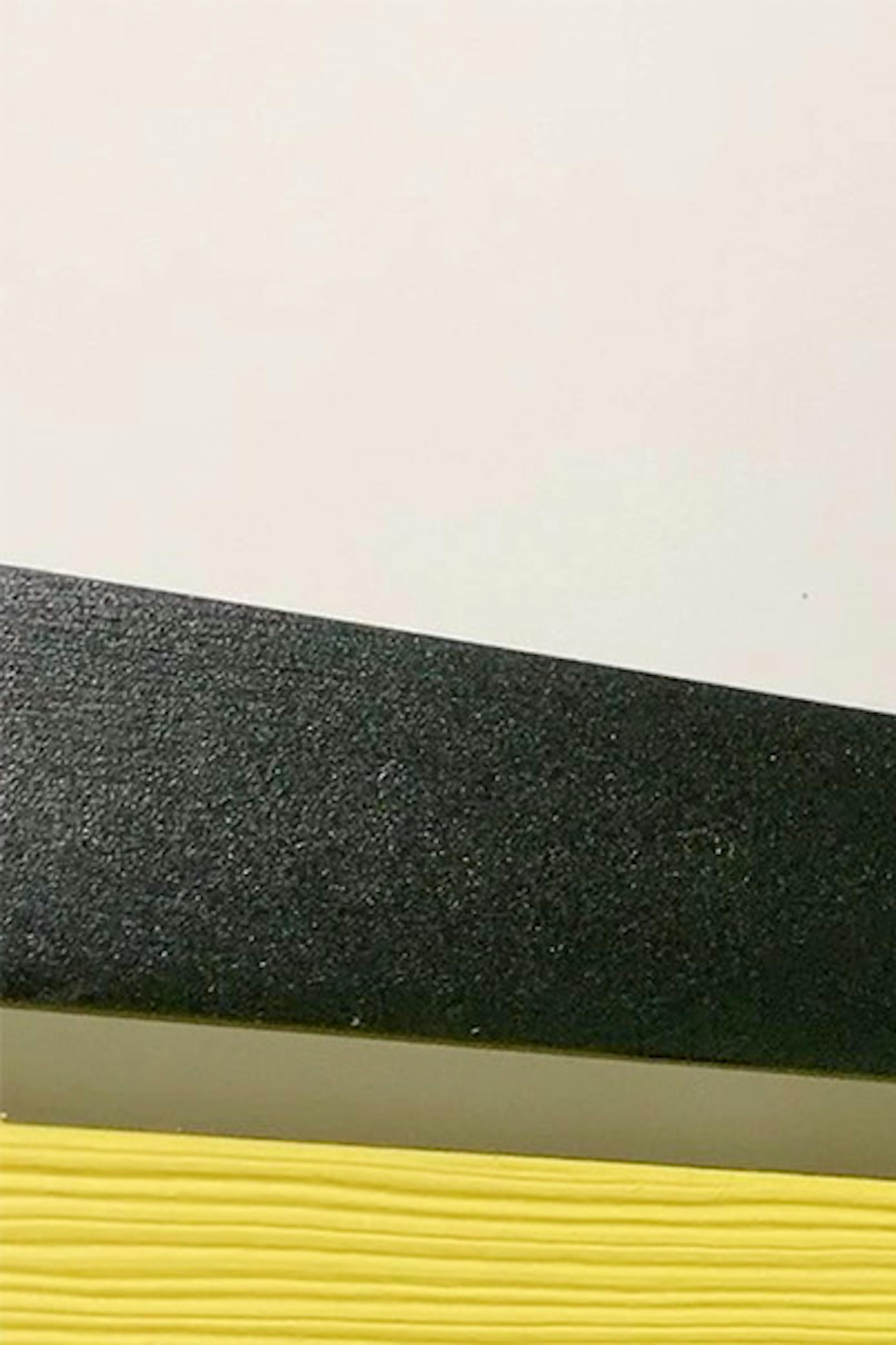 porte jaune sur système coulissant noir