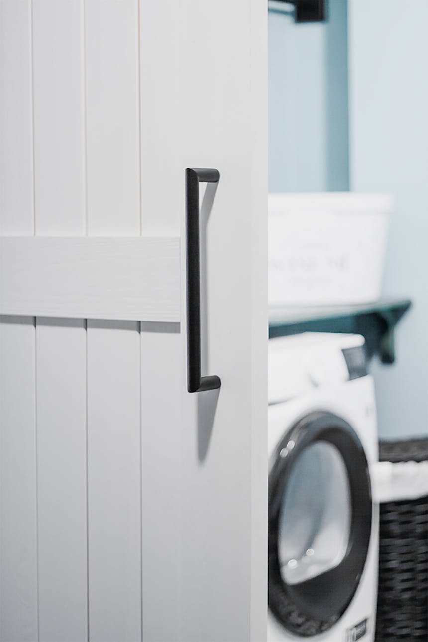 weiße Schiebetür, schwarzes Zubehör, Eingang zur Waschraum, Schiebetür für Waschküche, moderner Bauernstil