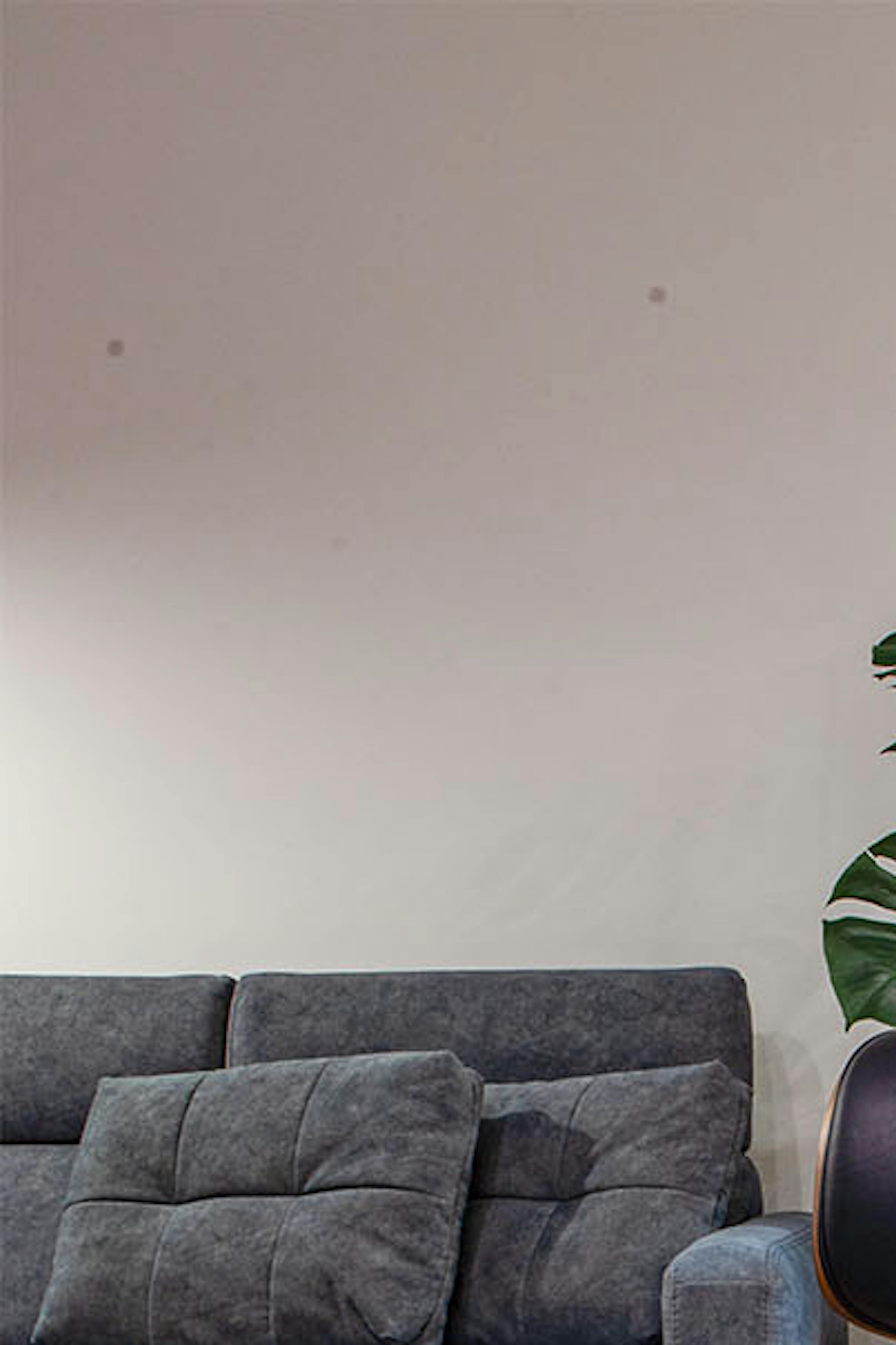 fauteuil en cuir moderne avec repose-pieds dans le salon