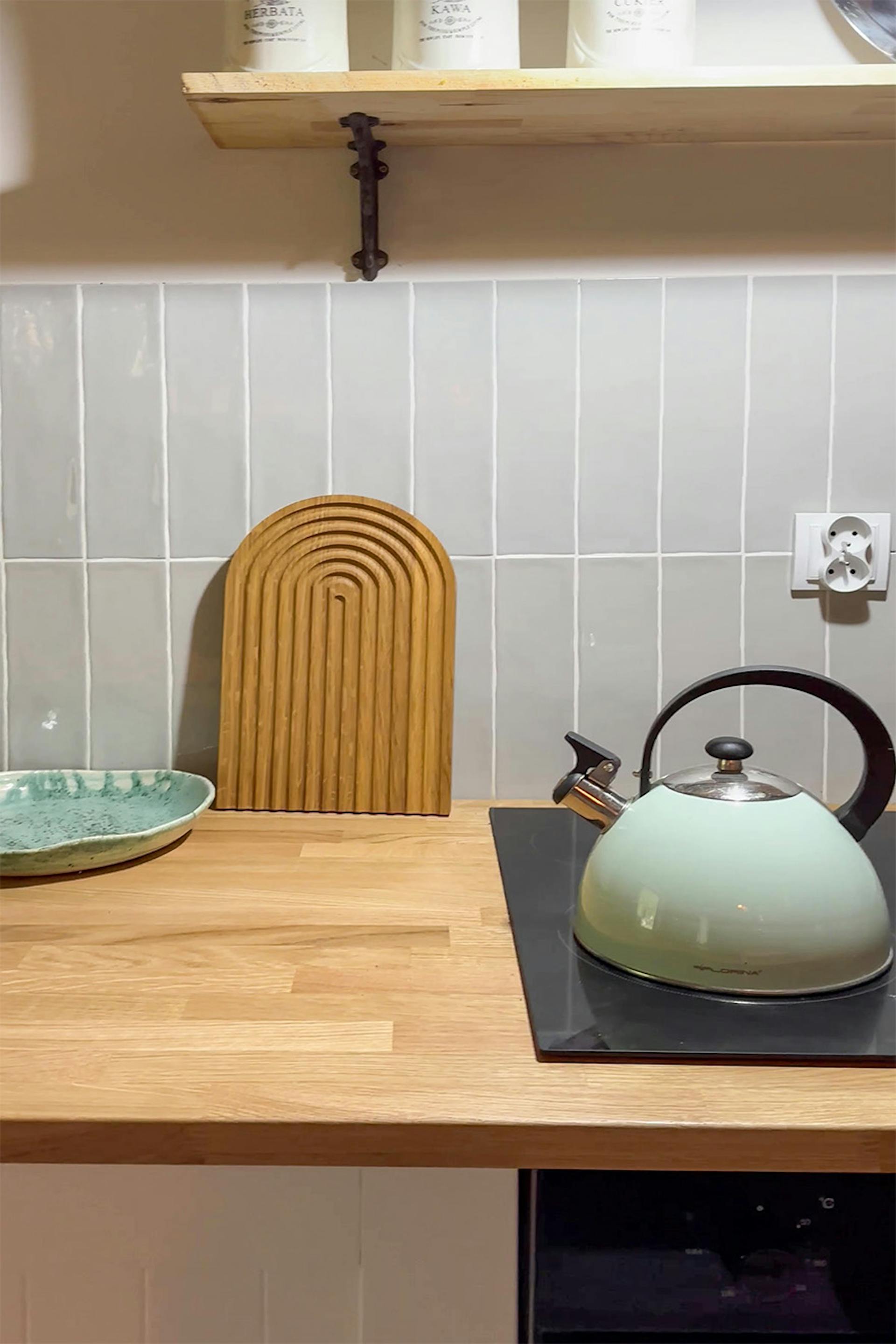 Küchenzubehör auf der Arbeitsplatte