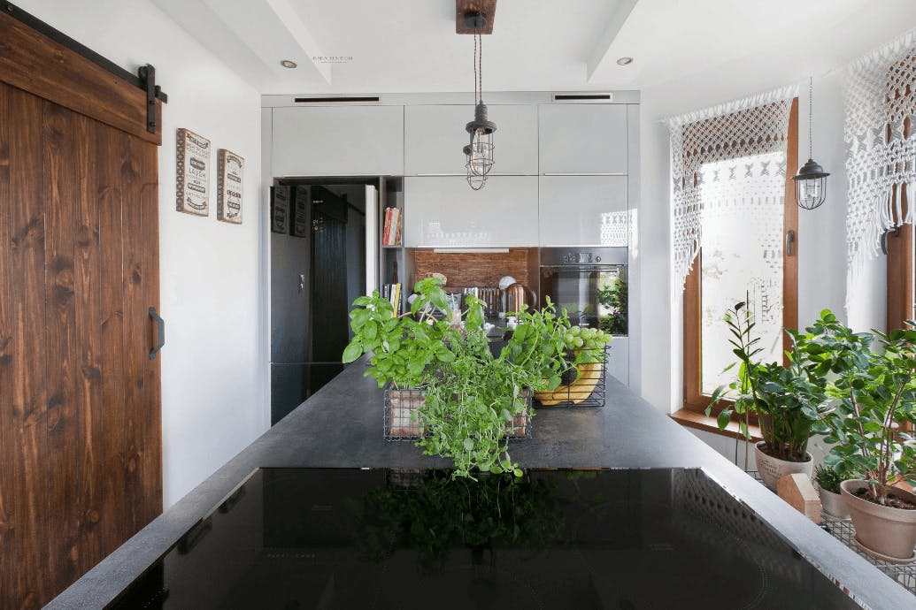 portes coulissantes au garde-manger dans la cuisine spacieuse