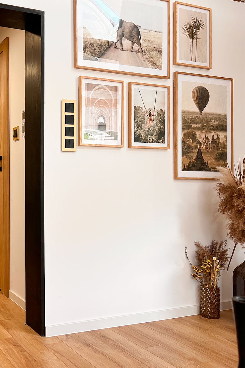 galeria ścienna z plakatami w naturalnych barwach ziemi