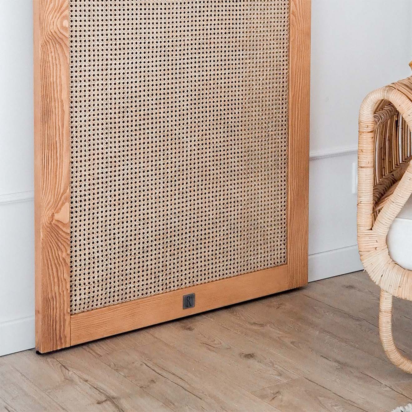 Rattantür in einem Holzrahmen