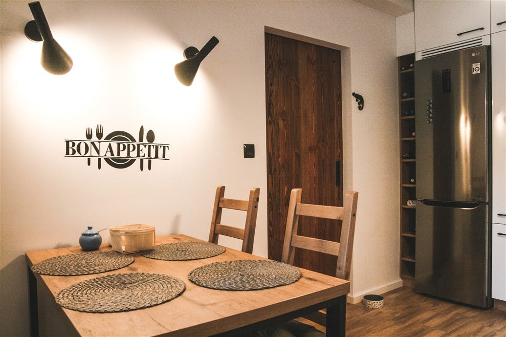 inscription décorative sur un mur blanc dans une cuisine décorée dans un style scandinave