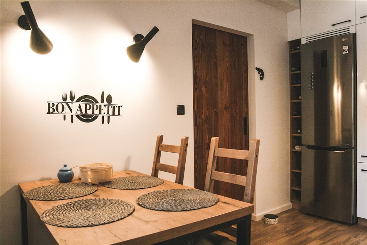 Schiebetür aus Massivholz, skandinavisches Interieur, Interieur im Loft-Stil, Küchentür, barn door, gebürstete Schiebetür, Küchenschiebetür, Wanddekorationen