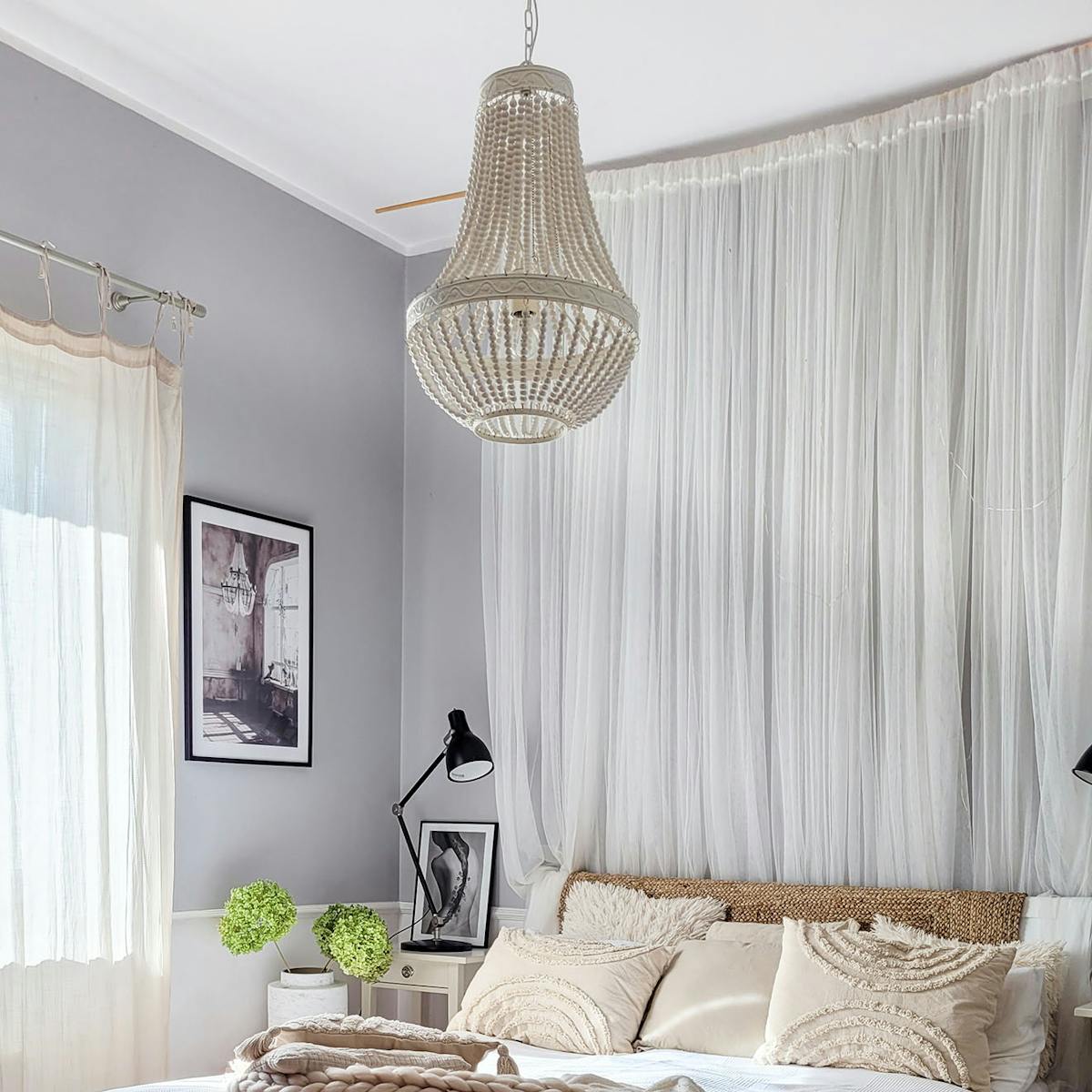 koralikowy żyrandol nad łóżkiem w sypialni modern rustic