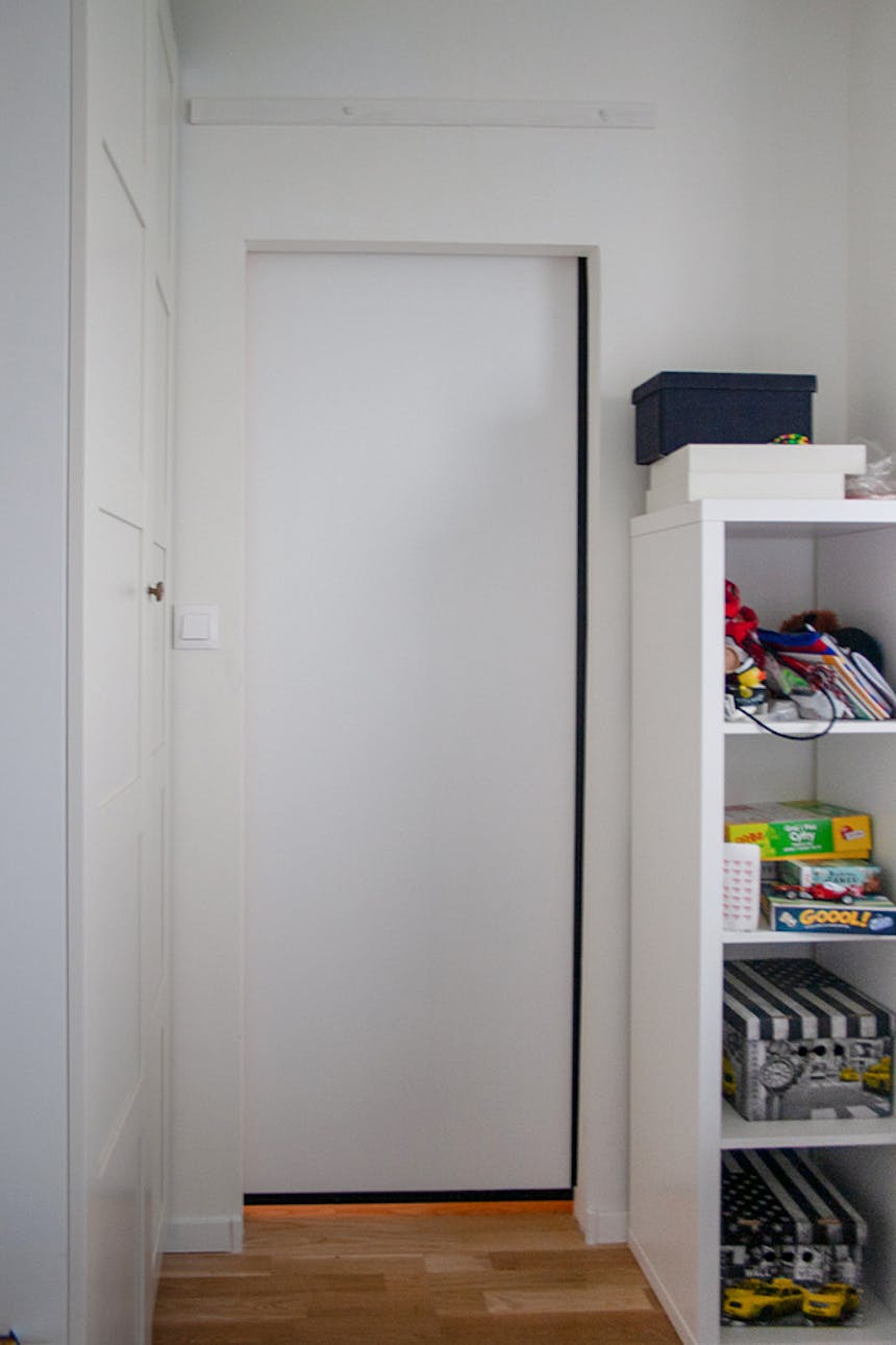 Schiebetür mit Spiegel, Tür mit Spiegel in einem Metallrahmen, Schiebetür in einem modernen Interieur, Schiebetür für ein Kinderzimmer