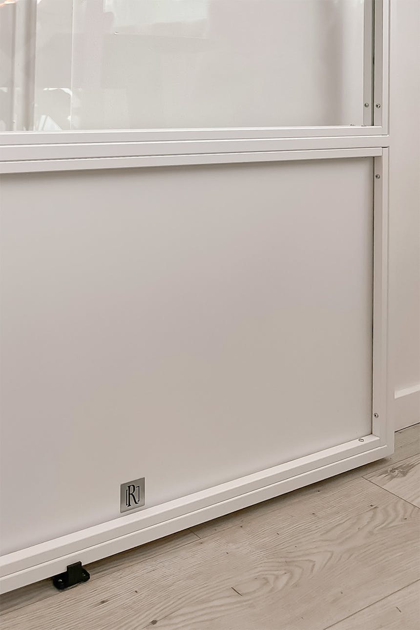 Schiebetüren aus weißem Metall