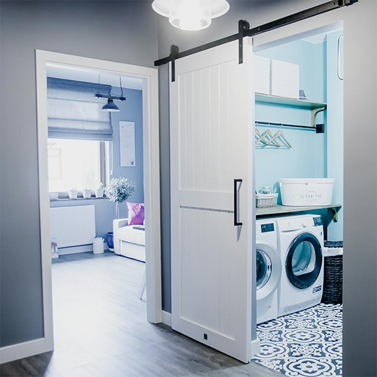 weiße Schiebetür, Schiebetürsystem, moderner Bauernstil, Wäschetür, Schiebetür im Flur, graue Farben, schwarze Zierelemente, Mosaik auf dem Boden