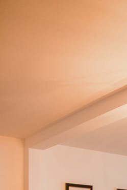 lustre décoratif au-dessus d'une table en bois dans un salon éclectique