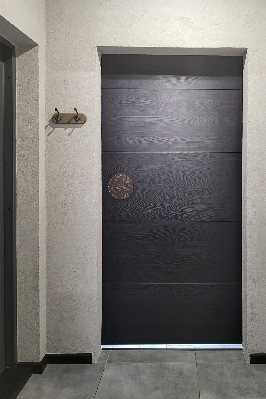 minimalistische schwarze Schiebetür im Vorraum