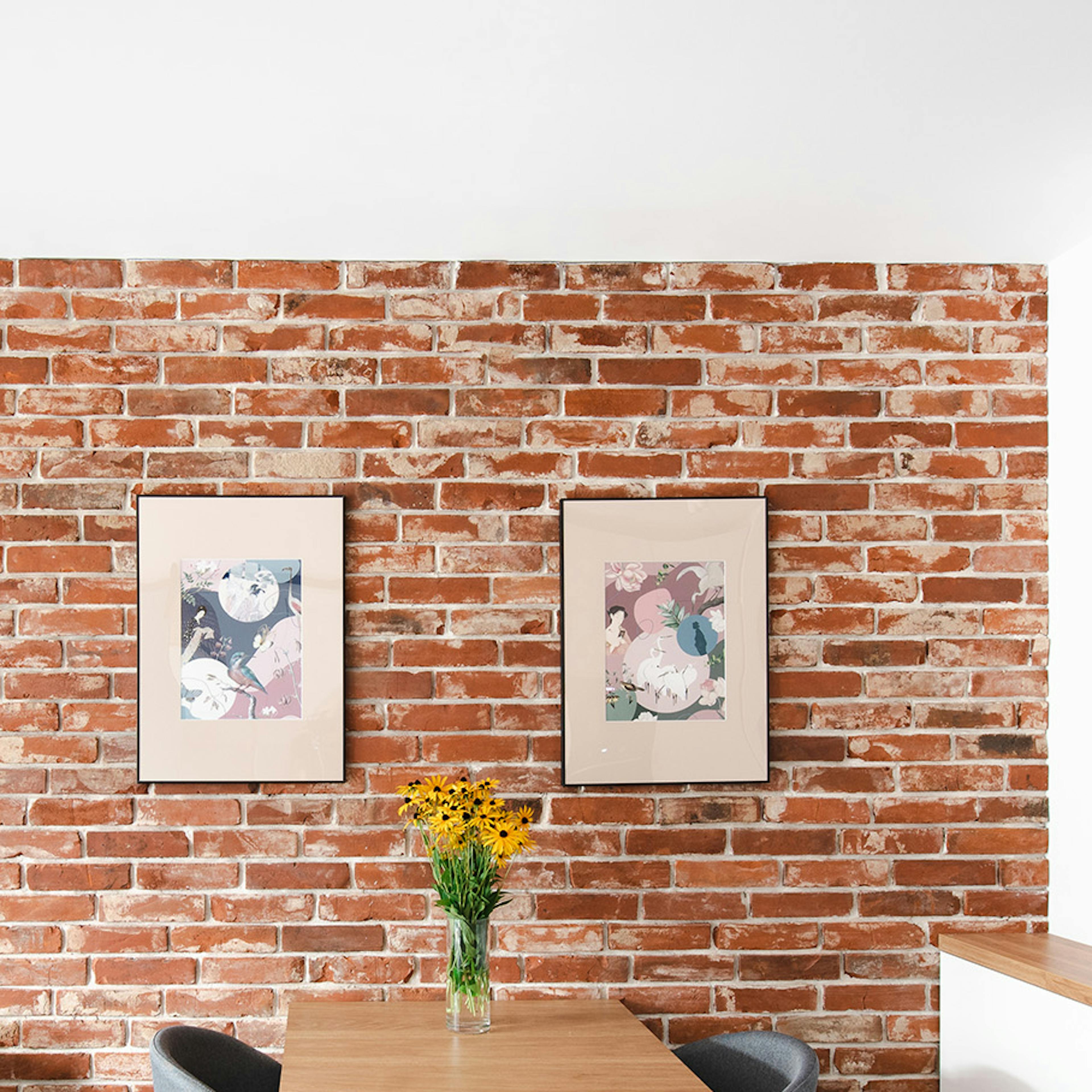 une petite table avec un plateau en bois à côté de la kitchenette dans le salon