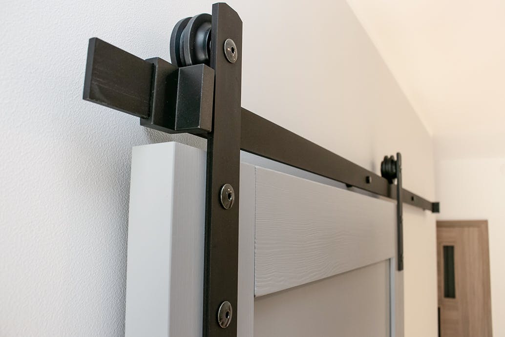 système coulissant noir pour portes en bois gris