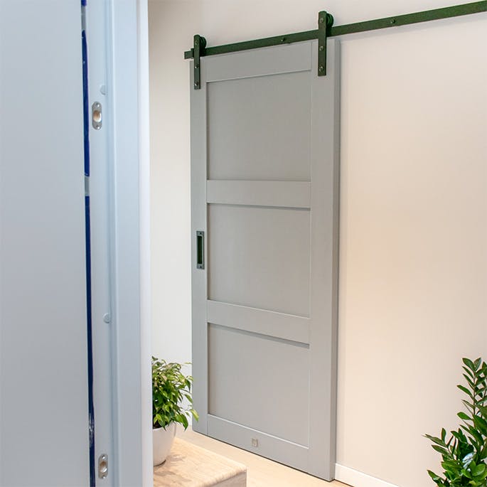 porte coulissante grise pour buanderie dans un petit appartement
