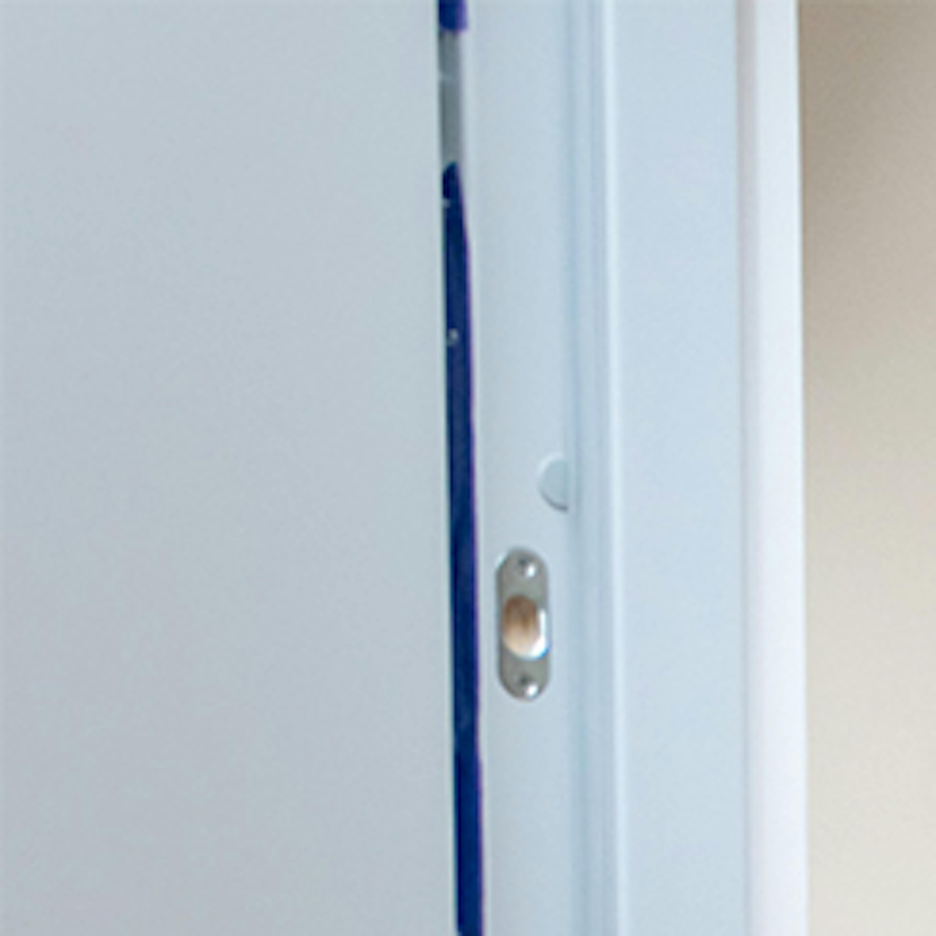 porte coulissante grise pour buanderie dans un petit appartement