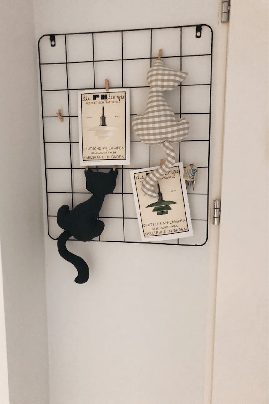 Organizer aus schwarzem Metall an der Wand