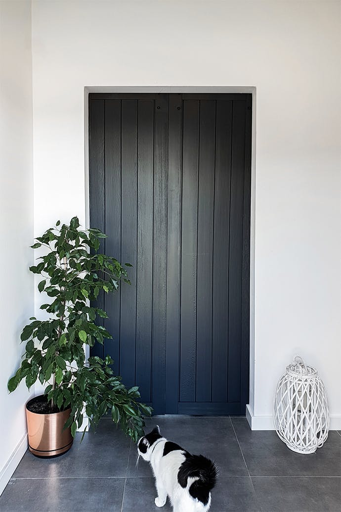 porte en bois anthracite dans le vestibule, porte coulissante en bois