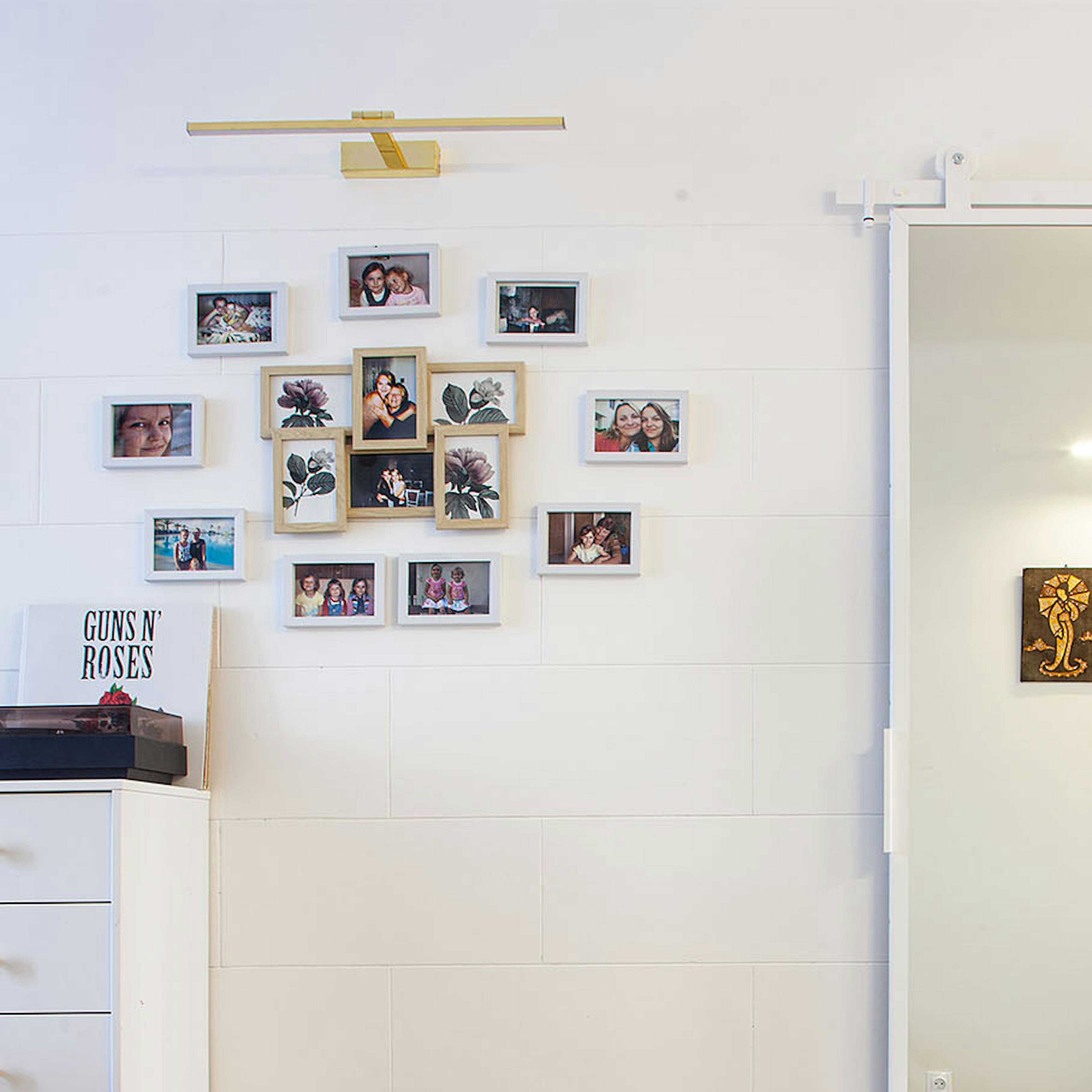 porte coulissante en métal blanc avec miroir