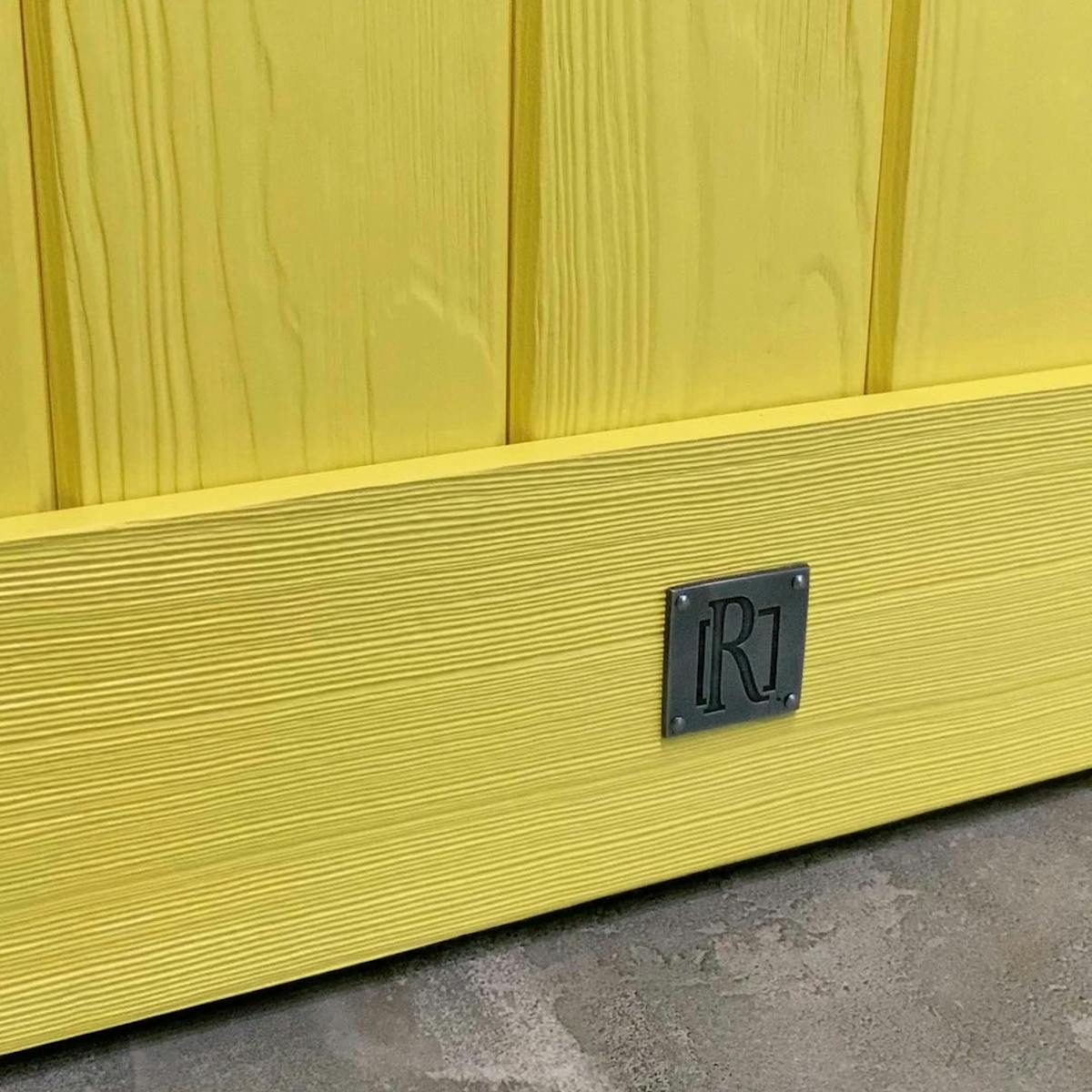 żółte drzwi z litego drewna